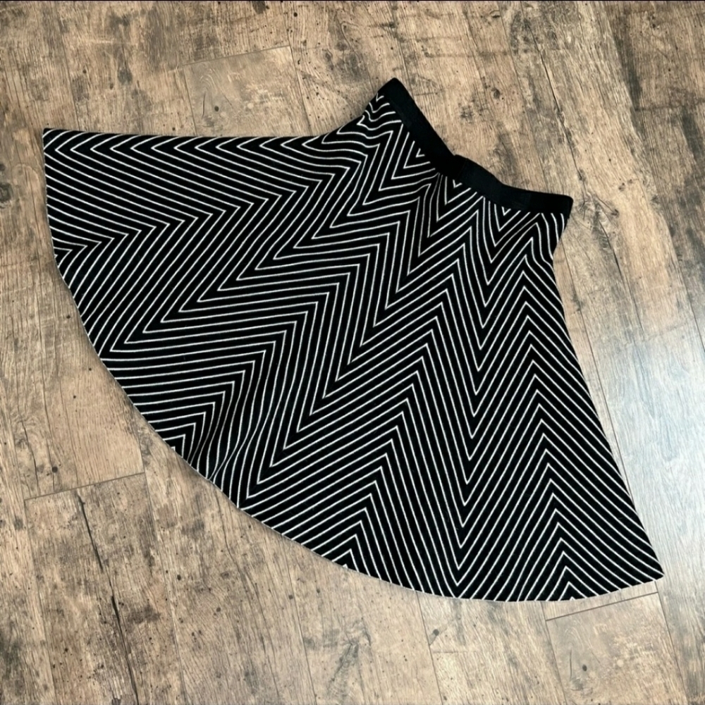 Carmen Marc Valvo Black White Chevron Knit Flared Skirt Women's Small S Cute EUC